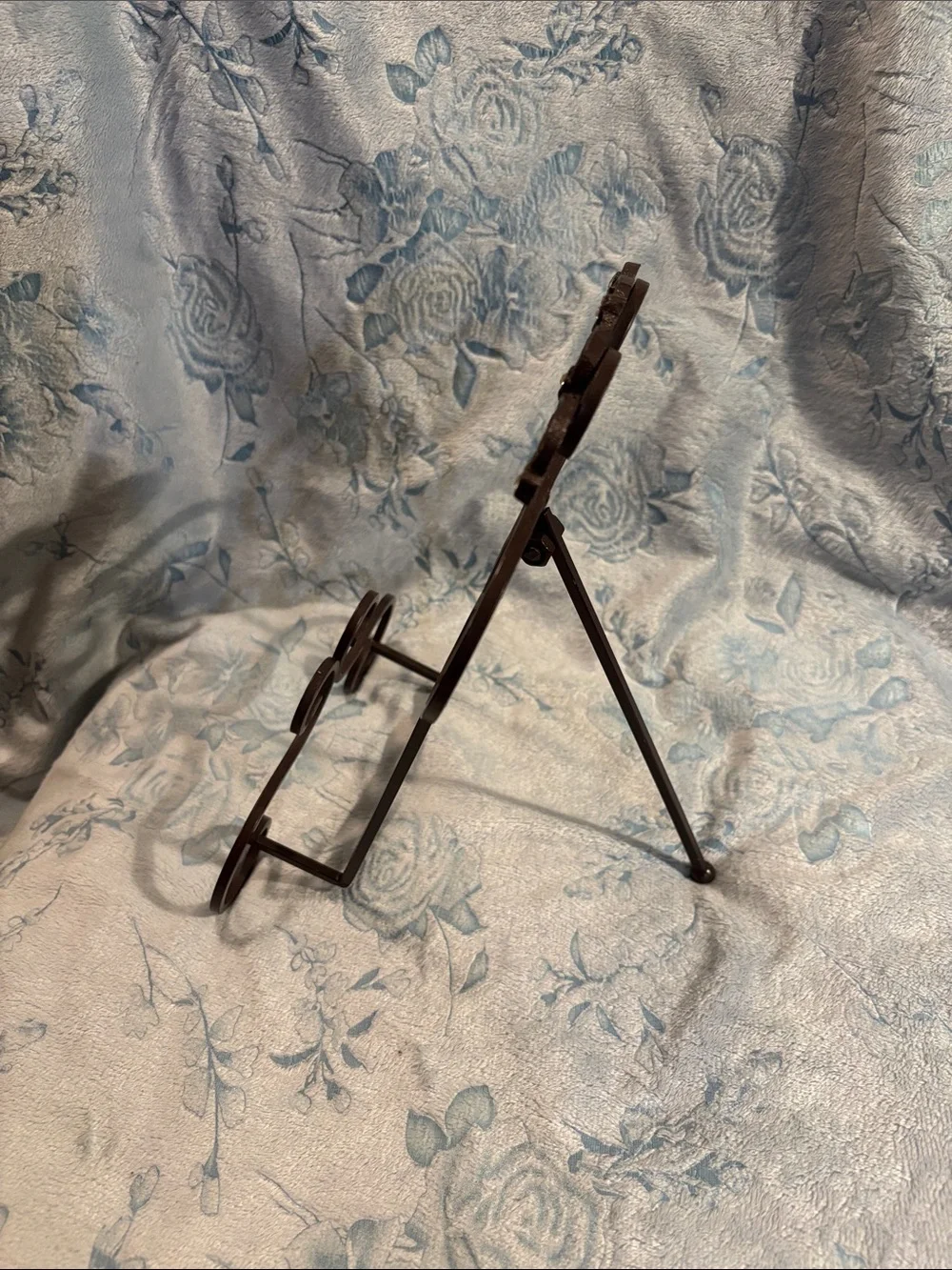 Decorative Metal Scroll Easel in Dark Brown